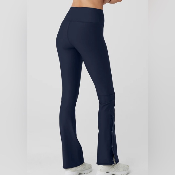 Alo Yoga Airlift Leggings with snap flare bottom, navy blue size S - Picture 3 of 5